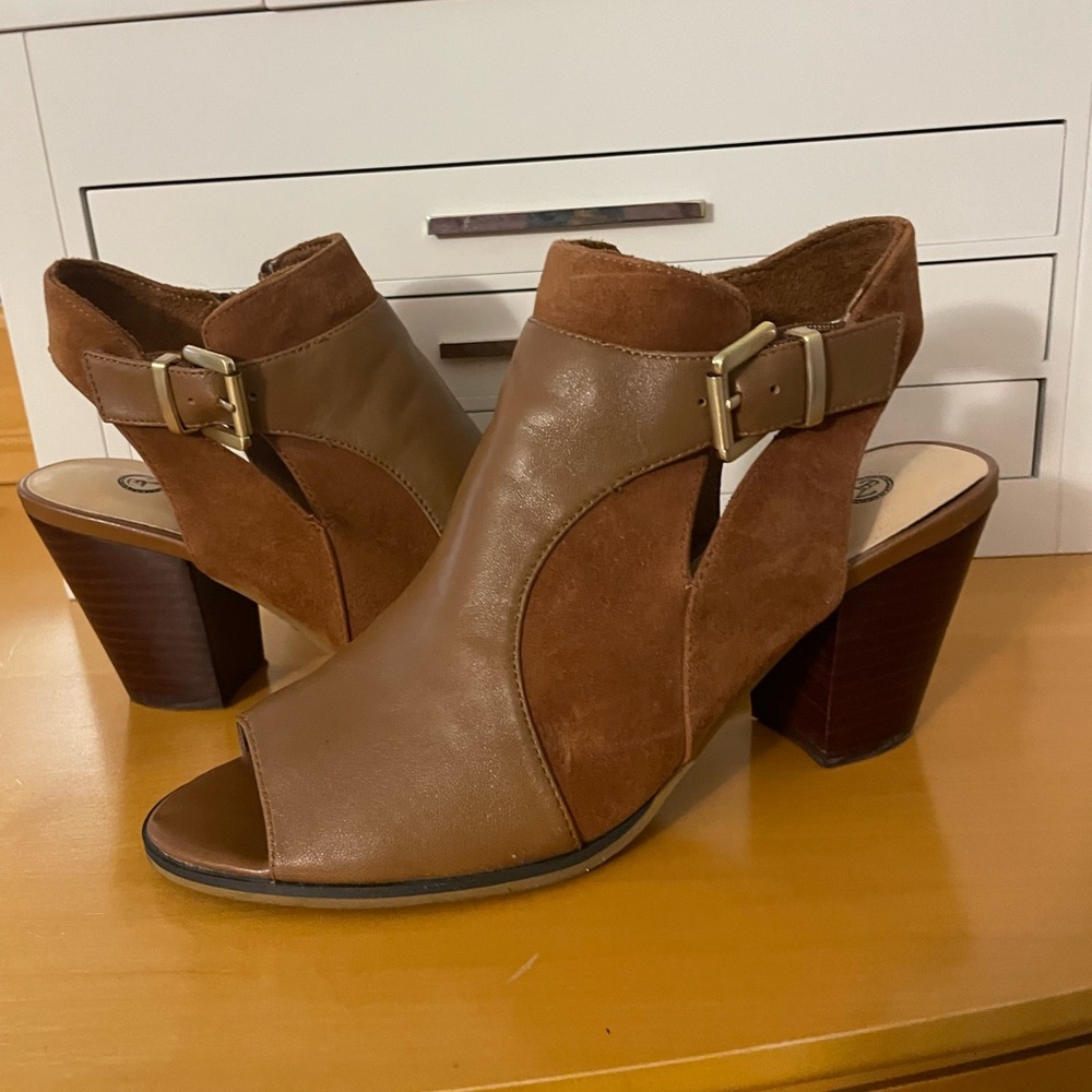 Bella Vita Peep Toe Booties, Brown Suede and Leather. Size 7